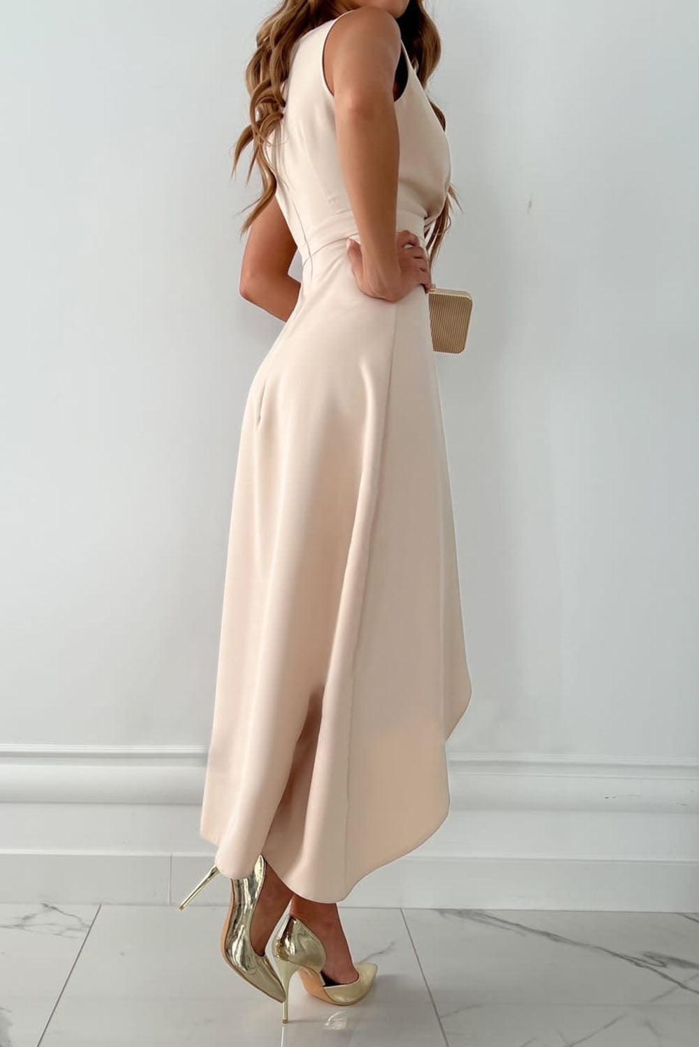 Dames Mouwloze Midi Zomerjurk met V-hals – Ruffle Detail en Vloeiende Pasvorm